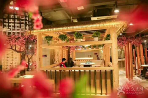 串串香加盟店生意持续火爆,洪七公吃串串门口排起长龙