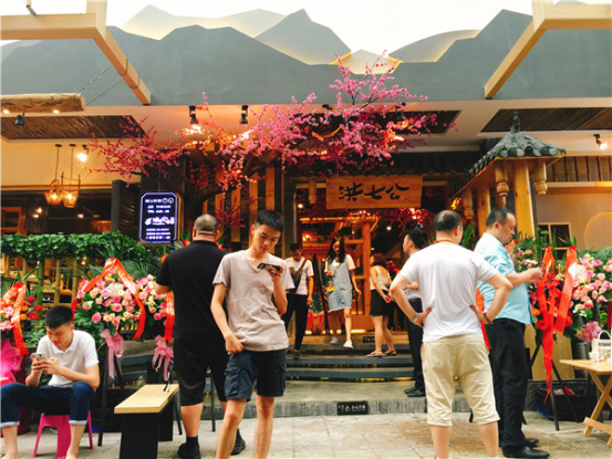 来,给大家介绍一下,这是很好吃的砂锅串串香加盟店