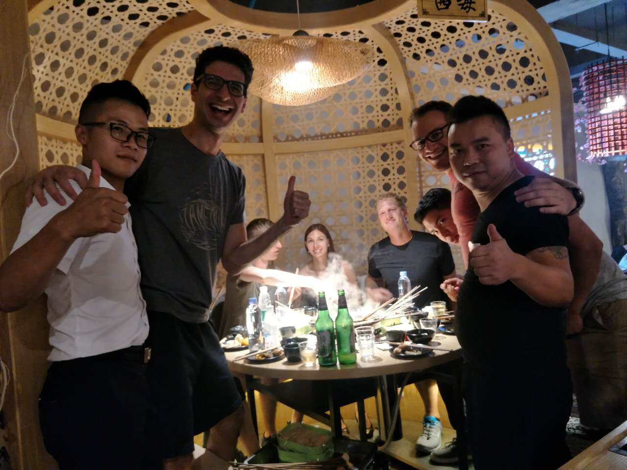 在洪七公串串香店内热情聚会
